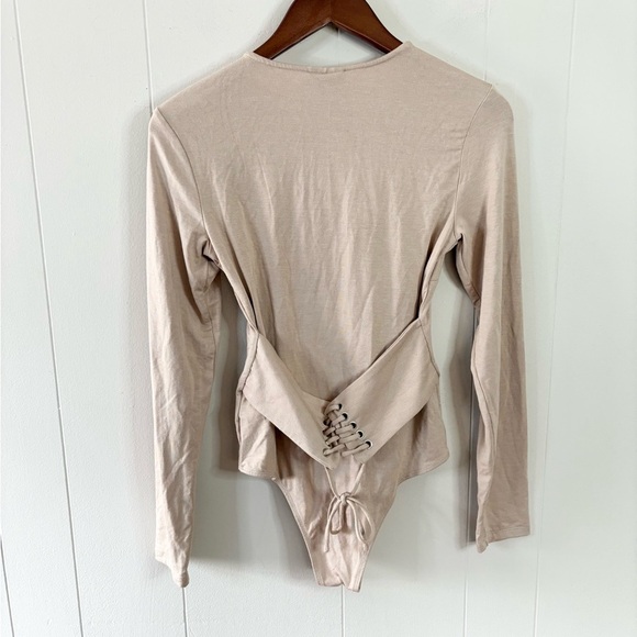 Bardot revolve nude tan long sleeve crewneck bodysuit belinda size SM new - Picture 4 of 4
